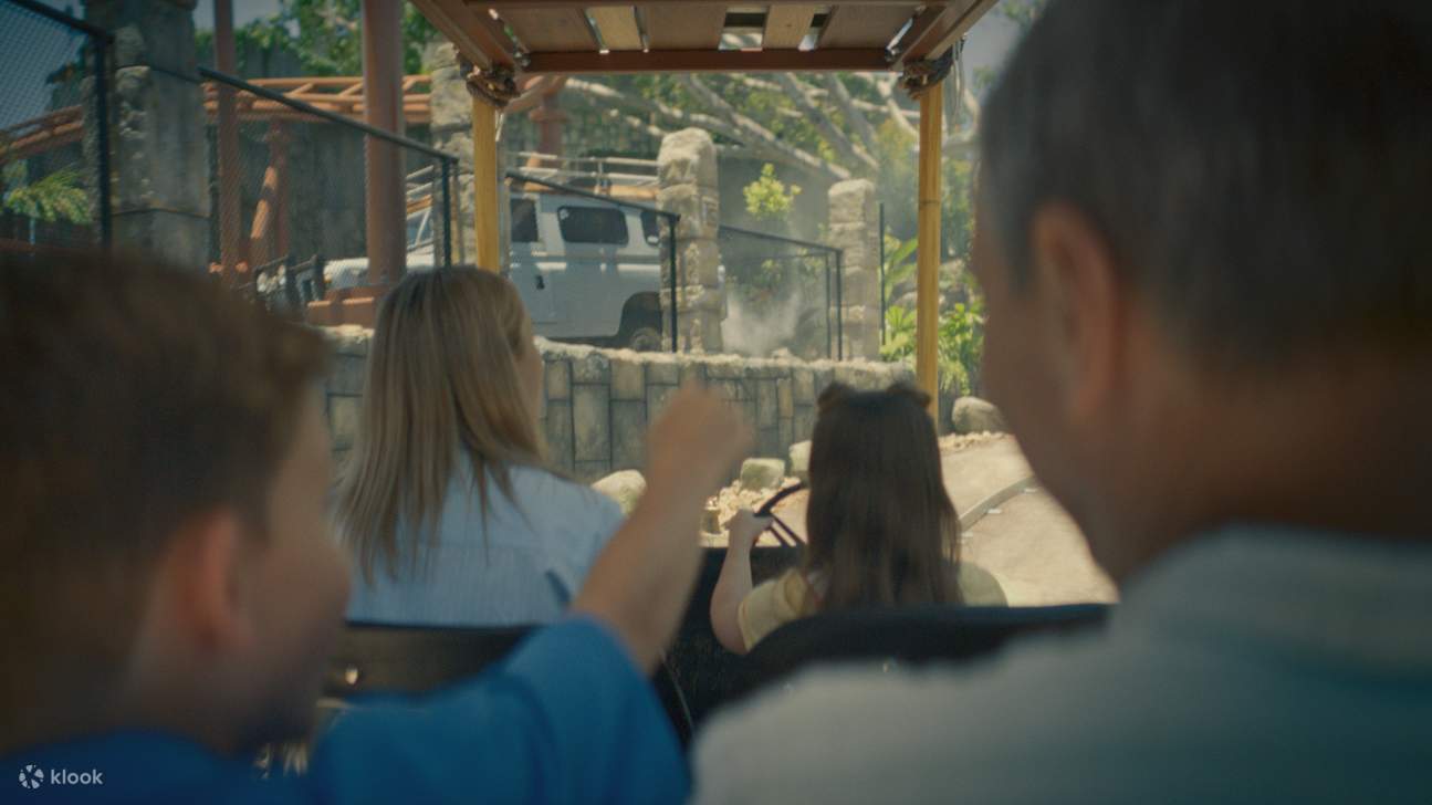 biglietti per Dreamworld - famiglia che fa le montagne russe